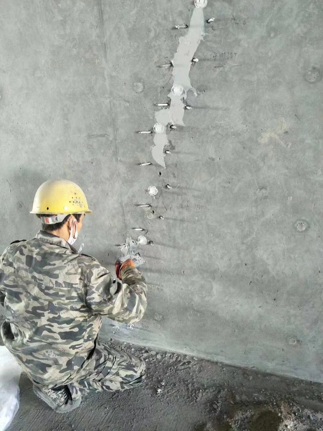 西林混凝土楼板裂缝加固施工的方案